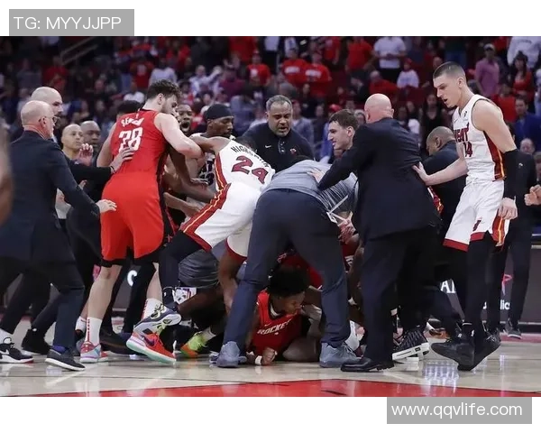 火箭队与快船队激战第4场争夺季后赛晋级关键胜利